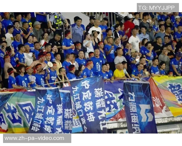 在激情四溢的赛场上看足球赛感受团队合作与竞技精神的魅力